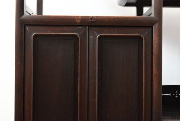 和製アンティーク　珍しい脚付き　指物　総漆塗り　総シタン(紫檀)材　和モダンな雰囲気を醸し出す飾り棚(違い棚、茶棚、茶箪笥、戸棚)(R-057746)