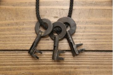 和製アンティーク　高級品　上手物!　前面欅(ケヤキ)玉杢・中桐　五丁引き　漆のきれいな庄内箪笥(時代箪笥、チェスト、引き出し、和タンス、衣装箪笥)(R-057753)