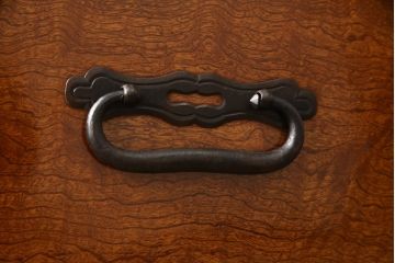 和製アンティーク　高級品　上手物!　前面欅(ケヤキ)玉杢・中桐　漆のきれいな庄内箪笥ローチェスト(時代箪笥、チェスト、引き出し、和タンス、衣装箪笥)(R-057754)