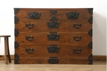 中古　岩谷堂箪笥　力強い杢目と黒々とした金具が魅力的な収納箪笥(和たんす、整理箪笥、チェスト、引き出し)(R-057759)