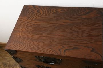中古　岩谷堂箪笥　力強い杢目と黒々とした金具が魅力的な収納箪笥(和たんす、整理箪笥、チェスト、引き出し)(R-057759)
