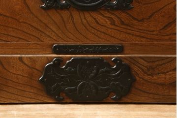 中古　岩谷堂箪笥　力強い杢目と黒々とした金具が魅力的な収納箪笥(和たんす、整理箪笥、チェスト、引き出し)(R-057759)