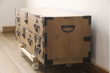 和製アンティーク　明治期　桐材の木肌に黒い金具が引き立つ刀箪笥(ローボード、ローチェスト、時代箪笥、総桐箪笥、総桐たんす)(R-057764)
