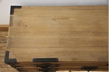 和製アンティーク　明治期　桐材の木肌に黒い金具が引き立つ刀箪笥(ローボード、ローチェスト、時代箪笥、総桐箪笥、総桐たんす)(R-057764)
