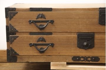 和製アンティーク　明治期　桐材の木肌に黒い金具が引き立つ刀箪笥(ローボード、ローチェスト、時代箪笥、総桐箪笥、総桐たんす)(R-057764)