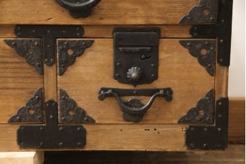 和製アンティーク　明治期　桐材の木肌に黒い金具が引き立つ刀箪笥(ローボード、ローチェスト、時代箪笥、総桐箪笥、総桐たんす)(R-057764)
