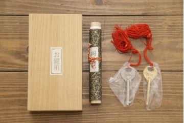 中古　和歌山　金色に輝く引き戸と透かしがアクセントの紀州総桐箪笥(定価約100万円)(並厚、桐たんす、着物箪笥、和タンス、引き出し)(R-057765)