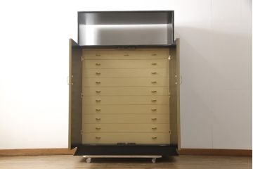 中古　伝統工芸品　香川漆器　伝統工芸士・小松庄一作　扇田真一作　かくし付き　桐材　色彩豊かな漆絵が優美な存在感を放つ衣装箪笥(着物箪笥、収納箪笥、引き出し、桐箪笥)(定価約280万円)(R-057769)