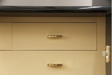 中古　伝統工芸品　香川漆器　伝統工芸士・小松庄一作　扇田真一作　かくし付き　桐材　色彩豊かな漆絵が優美な存在感を放つ衣装箪笥(着物箪笥、収納箪笥、引き出し、桐箪笥)(定価約280万円)(R-057769)