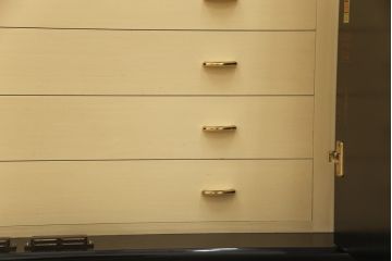 中古　伝統工芸品　香川漆器　伝統工芸士・小松庄一作　扇田真一作　かくし付き　桐材　色彩豊かな漆絵が優美な存在感を放つ衣装箪笥(着物箪笥、収納箪笥、引き出し、桐箪笥)(定価約280万円)(R-057769)