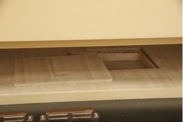 中古　伝統工芸品　香川漆器　伝統工芸士・小松庄一作　扇田真一作　かくし付き　桐材　色彩豊かな漆絵が優美な存在感を放つ衣装箪笥(着物箪笥、収納箪笥、引き出し、桐箪笥)(定価約280万円)(R-057769)