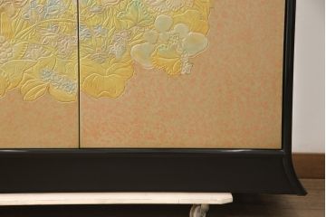中古　伝統工芸品　香川漆器　伝統工芸士・小松庄一作　扇田真一作　かくし付き　桐材　色彩豊かな漆絵が優美な存在感を放つ衣装箪笥(着物箪笥、収納箪笥、引き出し、桐箪笥)(定価約280万円)(R-057769)