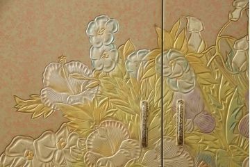 中古　伝統工芸品　香川漆器　伝統工芸士・小松庄一作　扇田真一作　かくし付き　桐材　色彩豊かな漆絵が優美な存在感を放つ衣装箪笥(着物箪笥、収納箪笥、引き出し、桐箪笥)(定価約280万円)(R-057769)