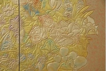 中古　伝統工芸品　香川漆器　伝統工芸士・小松庄一作　扇田真一作　かくし付き　桐材　色彩豊かな漆絵が優美な存在感を放つ衣装箪笥(着物箪笥、収納箪笥、引き出し、桐箪笥)(定価約280万円)(R-057769)