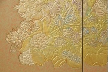 中古　伝統工芸品　香川漆器　伝統工芸士・小松庄一作　扇田真一作　かくし付き　桐材　色彩豊かな漆絵が優美な存在感を放つ衣装箪笥(着物箪笥、収納箪笥、引き出し、桐箪笥)(定価約280万円)(R-057769)