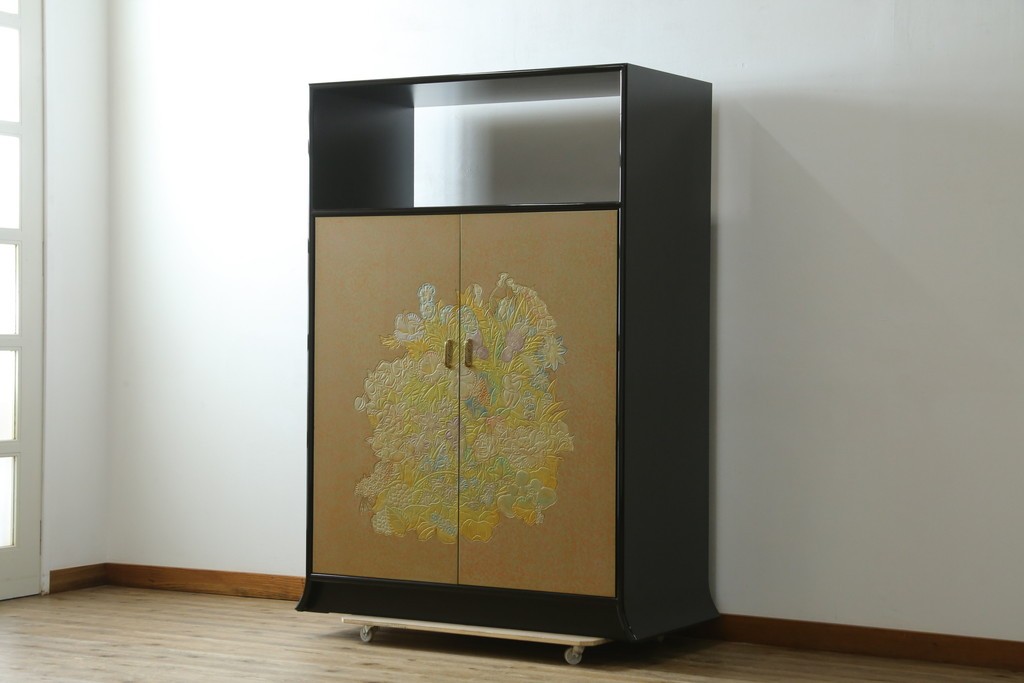 中古　伝統工芸品　香川漆器　伝統工芸士・小松庄一作　扇田真一作　かくし付き　桐材　色彩豊かな漆絵が優美な存在感を放つ衣装箪笥　定価約280万円　(R-057769)