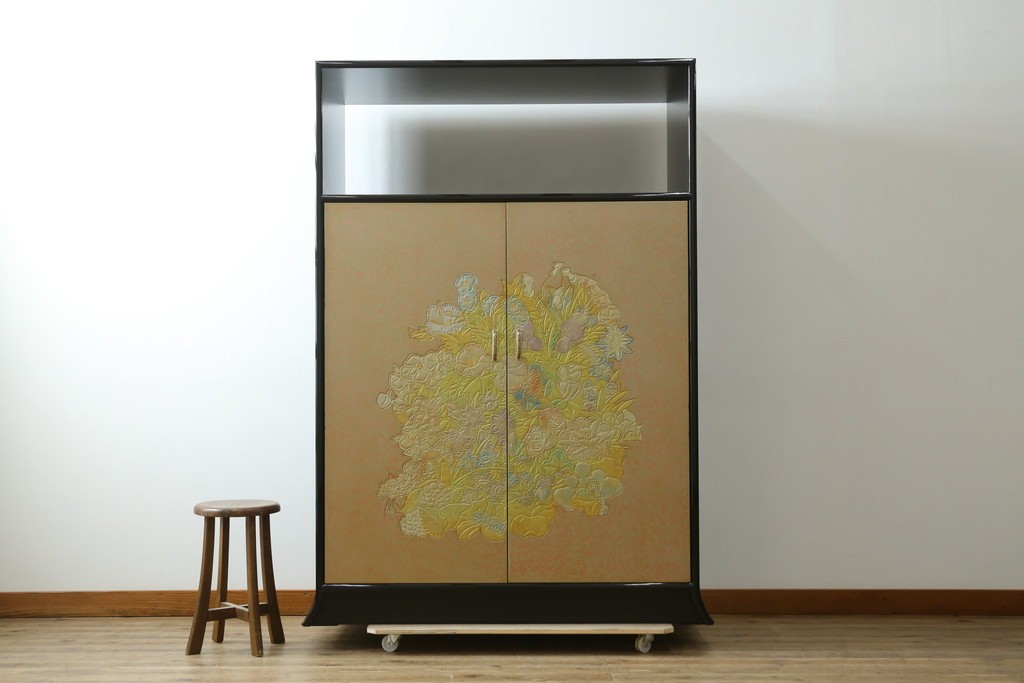 中古　伝統工芸品　香川漆器　伝統工芸士・小松庄一作　扇田真一作　かくし付き　桐材　色彩豊かな漆絵が優美な存在感を放つ衣装箪笥　定価約280万円　(R-057769)