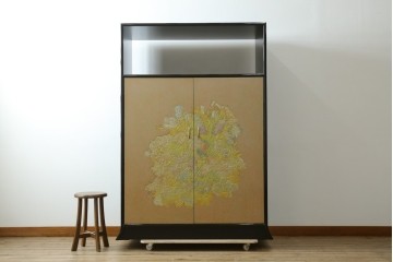 中古　伝統工芸品　香川漆器　伝統工芸士・小松庄一作　扇田真一作　かくし付き　桐材　色彩豊かな漆絵が優美な存在感を放つ衣装箪笥　定価約280万円　(R-057769)