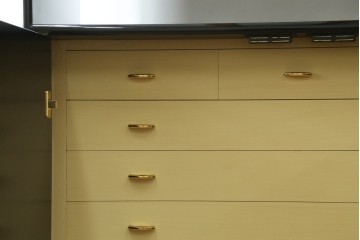 中古　伝統工芸品　香川漆器　伝統工芸士・小松庄一作　扇田真一作　かくし付き　桐材　色彩豊かな漆絵が優美な存在感を放つ衣装箪笥　定価約280万円　(R-057769)