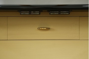 中古　伝統工芸品　香川漆器　伝統工芸士・小松庄一作　扇田真一作　かくし付き　桐材　色彩豊かな漆絵が優美な存在感を放つ衣装箪笥　定価約280万円　(R-057769)
