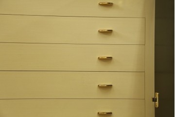 中古　伝統工芸品　香川漆器　伝統工芸士・小松庄一作　扇田真一作　かくし付き　桐材　色彩豊かな漆絵が優美な存在感を放つ衣装箪笥　定価約280万円　(R-057769)
