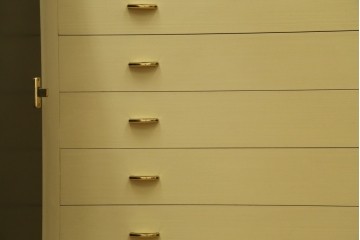 中古　伝統工芸品　香川漆器　伝統工芸士・小松庄一作　扇田真一作　かくし付き　桐材　色彩豊かな漆絵が優美な存在感を放つ衣装箪笥　定価約280万円　(R-057769)