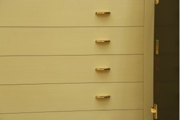 中古　伝統工芸品　香川漆器　伝統工芸士・小松庄一作　扇田真一作　かくし付き　桐材　色彩豊かな漆絵が優美な存在感を放つ衣装箪笥　定価約280万円　(R-057769)