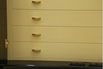 中古　伝統工芸品　香川漆器　伝統工芸士・小松庄一作　扇田真一作　かくし付き　桐材　色彩豊かな漆絵が優美な存在感を放つ衣装箪笥　定価約280万円　(R-057769)