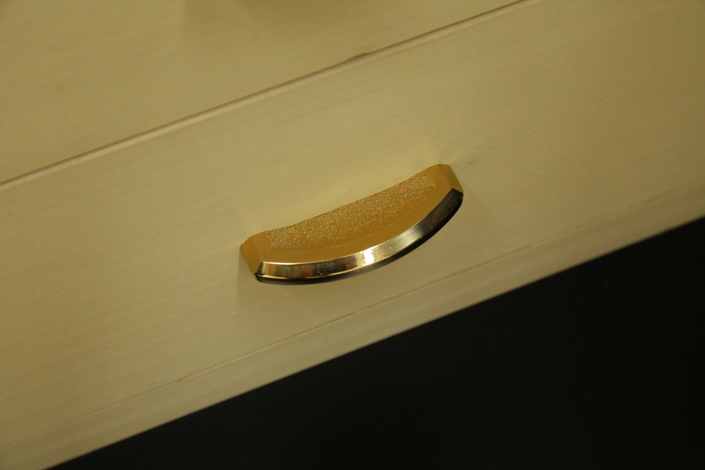 中古　伝統工芸品　香川漆器　伝統工芸士・小松庄一作　扇田真一作　かくし付き　桐材　色彩豊かな漆絵が優美な存在感を放つ衣装箪笥　定価約280万円　(R-057769)