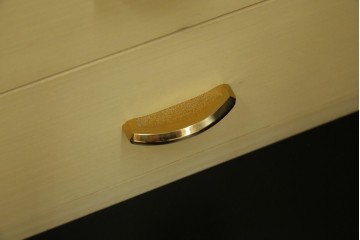 中古　伝統工芸品　香川漆器　伝統工芸士・小松庄一作　扇田真一作　かくし付き　桐材　色彩豊かな漆絵が優美な存在感を放つ衣装箪笥　定価約280万円　(R-057769)