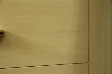 中古　伝統工芸品　香川漆器　伝統工芸士・小松庄一作　扇田真一作　かくし付き　桐材　色彩豊かな漆絵が優美な存在感を放つ衣装箪笥　定価約280万円　(R-057769)
