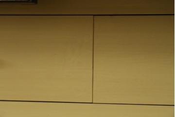 中古　伝統工芸品　香川漆器　伝統工芸士・小松庄一作　扇田真一作　かくし付き　桐材　色彩豊かな漆絵が優美な存在感を放つ衣装箪笥　定価約280万円　(R-057769)