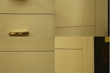 中古　伝統工芸品　香川漆器　伝統工芸士・小松庄一作　扇田真一作　かくし付き　桐材　色彩豊かな漆絵が優美な存在感を放つ衣装箪笥　定価約280万円　(R-057769)