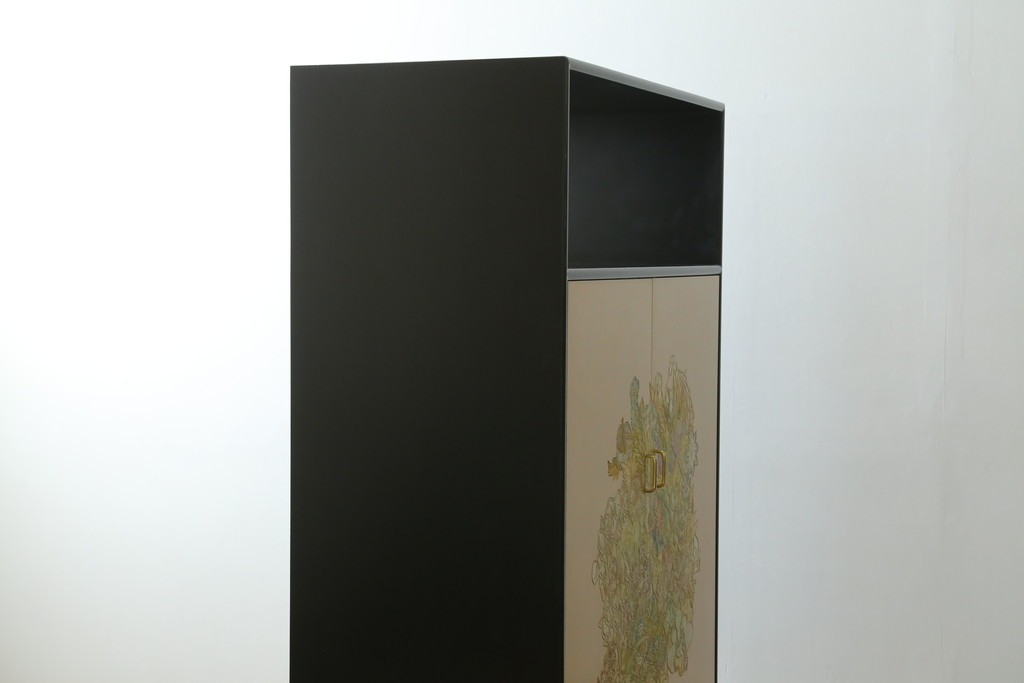 中古　伝統工芸品　香川漆器　伝統工芸士・小松庄一作　扇田真一作　かくし付き　桐材　色彩豊かな漆絵が優美な存在感を放つ衣装箪笥　定価約280万円　(R-057769)