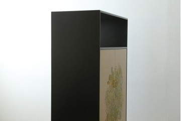 中古　伝統工芸品　香川漆器　伝統工芸士・小松庄一作　扇田真一作　かくし付き　桐材　色彩豊かな漆絵が優美な存在感を放つ衣装箪笥　定価約280万円　(R-057769)
