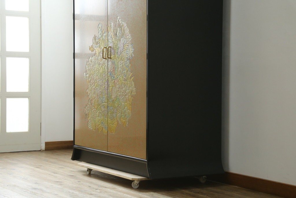 中古　伝統工芸品　香川漆器　伝統工芸士・小松庄一作　扇田真一作　かくし付き　桐材　色彩豊かな漆絵が優美な存在感を放つ衣装箪笥　定価約280万円　(R-057769)