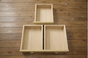 中古　伝統工芸品　香川漆器　伝統工芸士・小松庄一作　扇田真一作　かくし付き　桐材　色彩豊かな漆絵が優美な存在感を放つ衣装箪笥　定価約280万円　(R-057769)