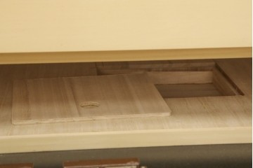中古　伝統工芸品　香川漆器　伝統工芸士・小松庄一作　扇田真一作　かくし付き　桐材　色彩豊かな漆絵が優美な存在感を放つ衣装箪笥　定価約280万円　(R-057769)