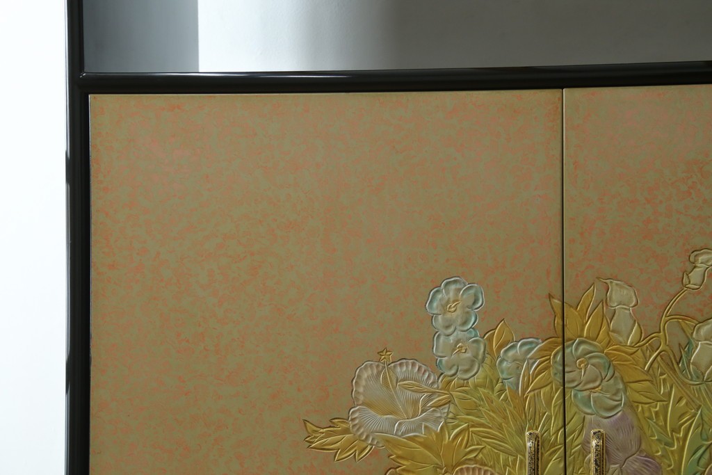 中古　伝統工芸品　香川漆器　伝統工芸士・小松庄一作　扇田真一作　かくし付き　桐材　色彩豊かな漆絵が優美な存在感を放つ衣装箪笥　定価約280万円　(R-057769)