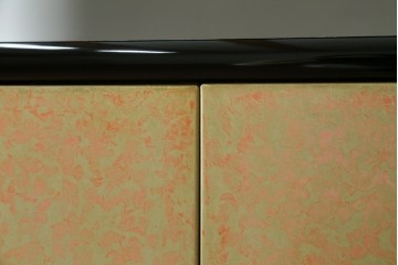 中古　伝統工芸品　香川漆器　伝統工芸士・小松庄一作　扇田真一作　かくし付き　桐材　色彩豊かな漆絵が優美な存在感を放つ衣装箪笥　定価約280万円　(R-057769)