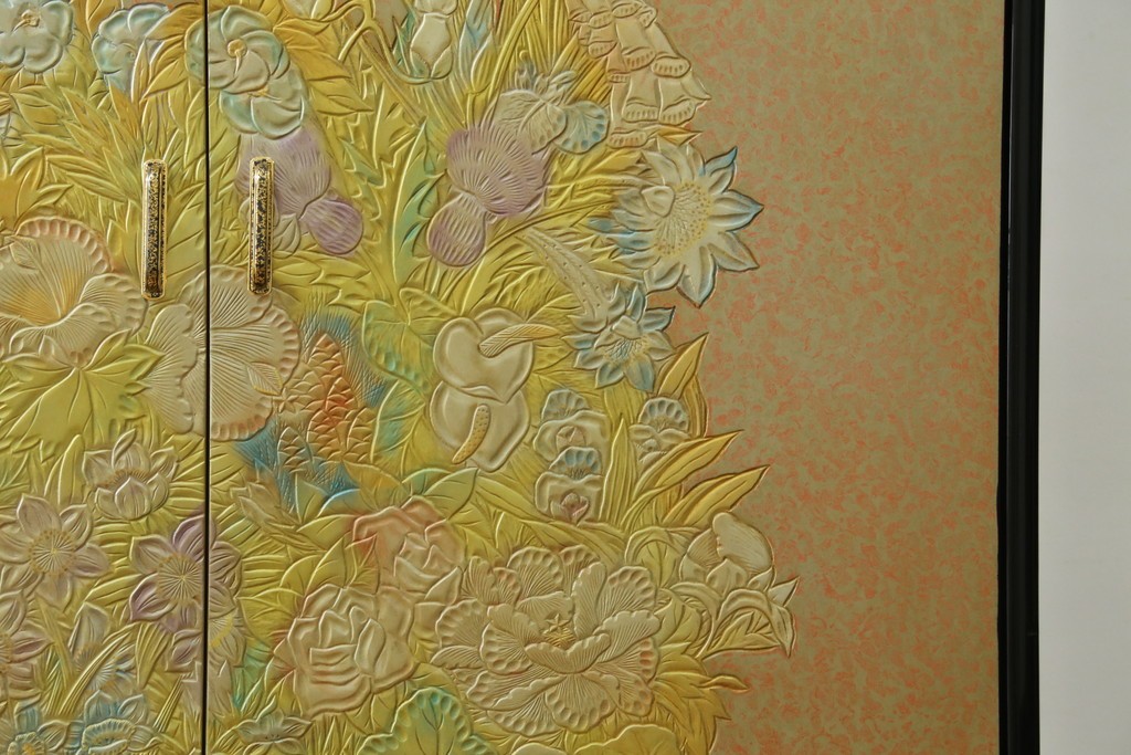 中古　伝統工芸品　香川漆器　伝統工芸士・小松庄一作　扇田真一作　かくし付き　桐材　色彩豊かな漆絵が優美な存在感を放つ衣装箪笥　定価約280万円　(R-057769)