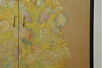 中古　伝統工芸品　香川漆器　伝統工芸士・小松庄一作　扇田真一作　かくし付き　桐材　色彩豊かな漆絵が優美な存在感を放つ衣装箪笥　定価約280万円　(R-057769)
