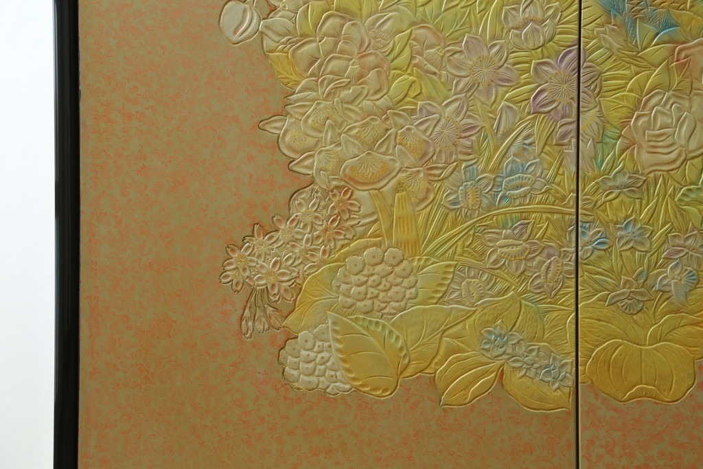 中古　伝統工芸品　香川漆器　伝統工芸士・小松庄一作　扇田真一作　かくし付き　桐材　色彩豊かな漆絵が優美な存在感を放つ衣装箪笥　定価約280万円　(R-057769)