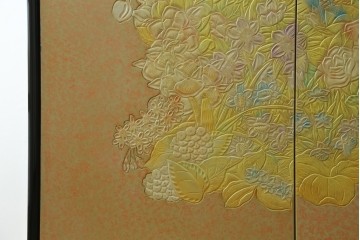 中古　伝統工芸品　香川漆器　伝統工芸士・小松庄一作　扇田真一作　かくし付き　桐材　色彩豊かな漆絵が優美な存在感を放つ衣装箪笥　定価約280万円　(R-057769)