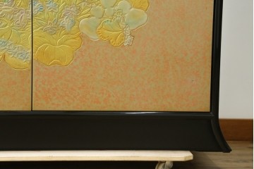 中古　伝統工芸品　香川漆器　伝統工芸士・小松庄一作　扇田真一作　かくし付き　桐材　色彩豊かな漆絵が優美な存在感を放つ衣装箪笥　定価約280万円　(R-057769)