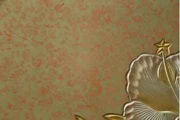 中古　伝統工芸品　香川漆器　伝統工芸士・小松庄一作　扇田真一作　かくし付き　桐材　色彩豊かな漆絵が優美な存在感を放つ衣装箪笥　定価約280万円　(R-057769)