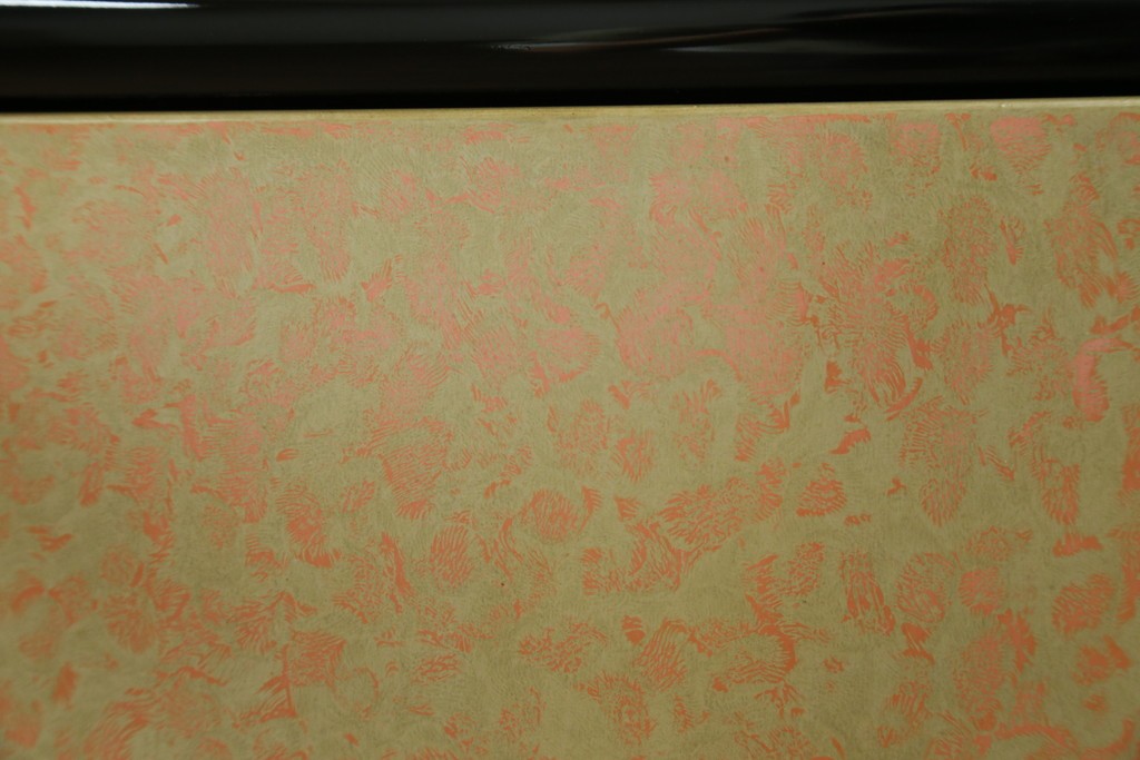 中古　伝統工芸品　香川漆器　伝統工芸士・小松庄一作　扇田真一作　かくし付き　桐材　色彩豊かな漆絵が優美な存在感を放つ衣装箪笥　定価約280万円　(R-057769)