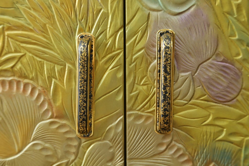 中古　伝統工芸品　香川漆器　伝統工芸士・小松庄一作　扇田真一作　かくし付き　桐材　色彩豊かな漆絵が優美な存在感を放つ衣装箪笥　定価約280万円　(R-057769)