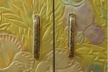 中古　伝統工芸品　香川漆器　伝統工芸士・小松庄一作　扇田真一作　かくし付き　桐材　色彩豊かな漆絵が優美な存在感を放つ衣装箪笥　定価約280万円　(R-057769)