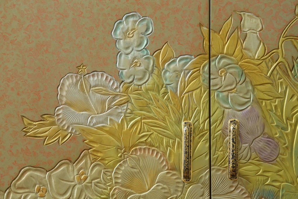 中古　伝統工芸品　香川漆器　伝統工芸士・小松庄一作　扇田真一作　かくし付き　桐材　色彩豊かな漆絵が優美な存在感を放つ衣装箪笥　定価約280万円　(R-057769)